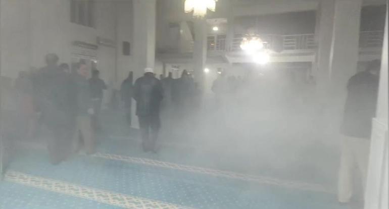 Teravihte yangın çıktı; namaza devam ettiği anlar kamerada