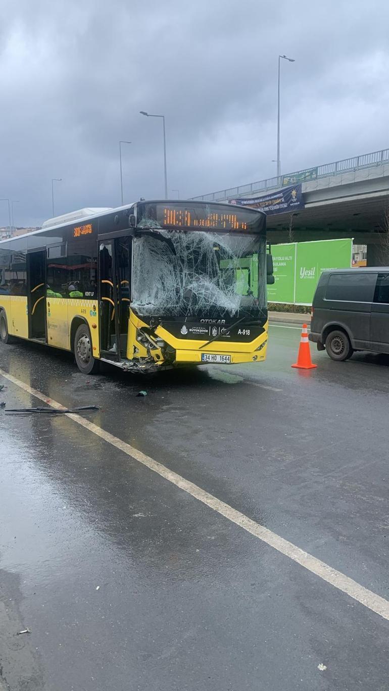 Silivride İETT otobüsüyle yolcu minibüsü çarpıştı: 3 yaralı