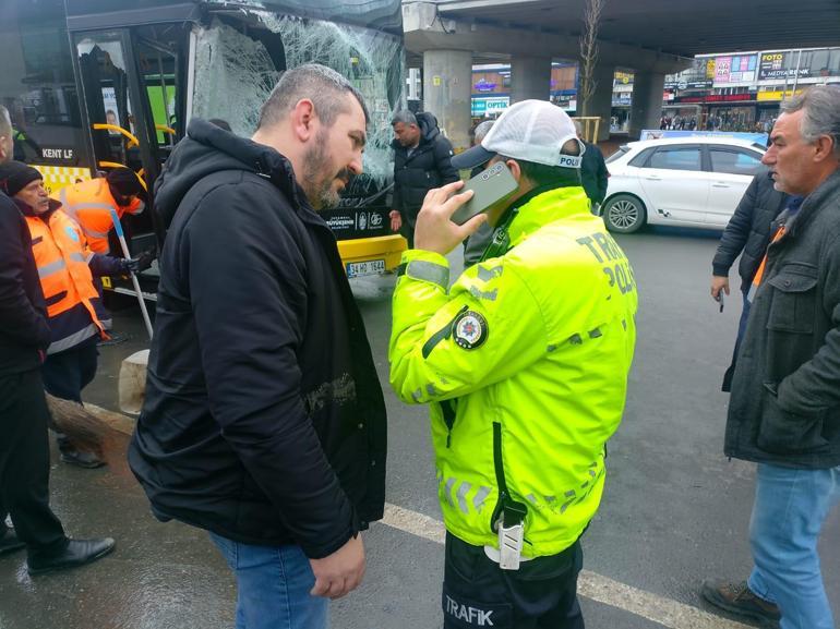 Silivride İETT otobüsüyle yolcu minibüsü çarpıştı: 3 yaralı