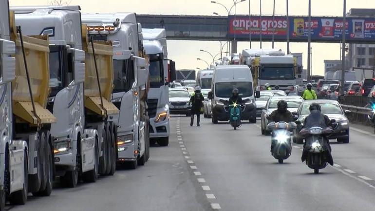 Döküm sahası değiştirilen hafriyat kamyon şoförleri D-100de eylem yaptı