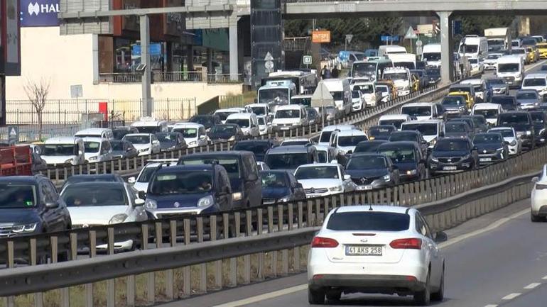 Döküm sahası değiştirilen hafriyat kamyon şoförleri D-100de eylem yaptı