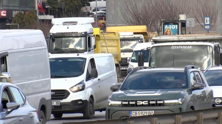 Döküm sahası değiştirilen hafriyat kamyon şoförleri D-100de eylem yaptı