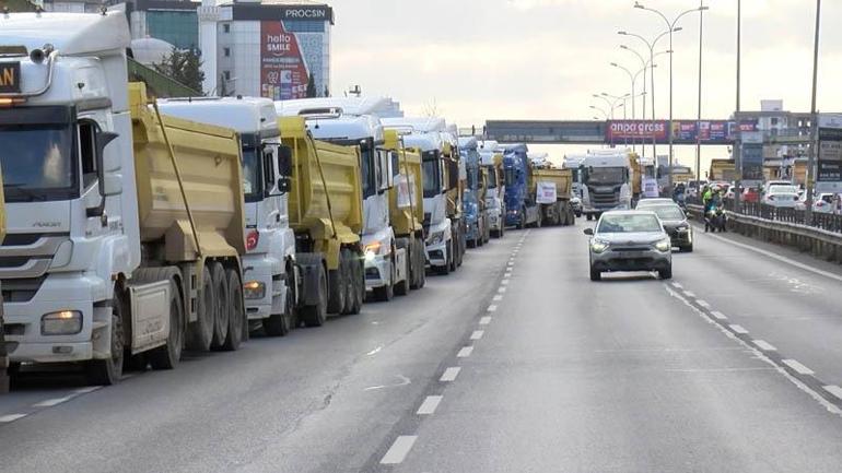 Döküm sahası değiştirilen hafriyat kamyon şoförleri D-100de eylem yaptı