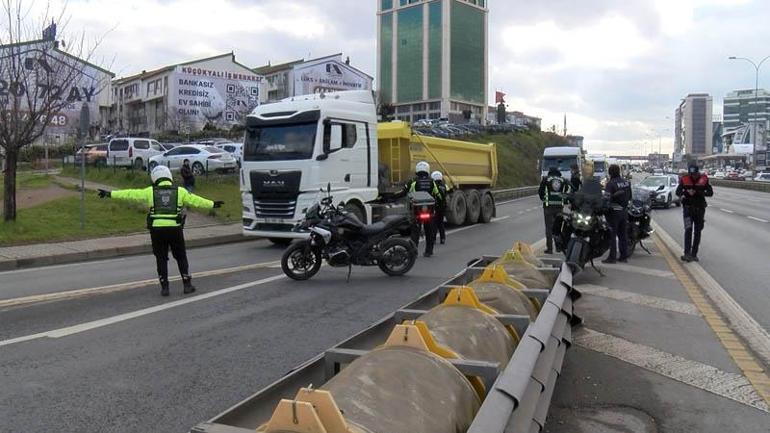 Döküm sahası değiştirilen hafriyat kamyon şoförleri D-100de eylem yaptı