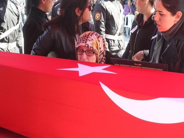 Otomobil metrelerce sürüklenip, ağaca çarptı; polis memuru öldü