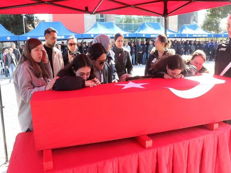 Otomobil metrelerce sürüklenip, ağaca çarptı; polis memuru öldü