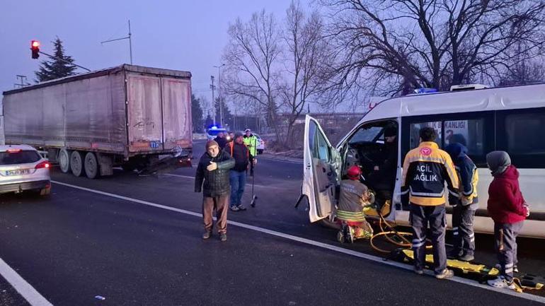 Minibüs, kırmızı ışıkta bekleyen TIR’a çarptı; sıkışan sürücüyü itfaiye kurtardı