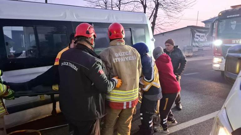 Minibüs, kırmızı ışıkta bekleyen TIR’a çarptı; sıkışan sürücüyü itfaiye kurtardı