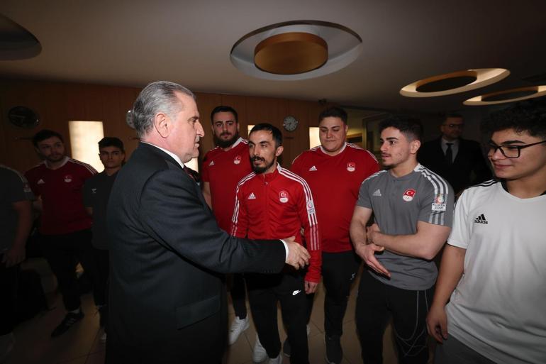 Bakan Bak milli sporcularla iftarda bir araya geldi