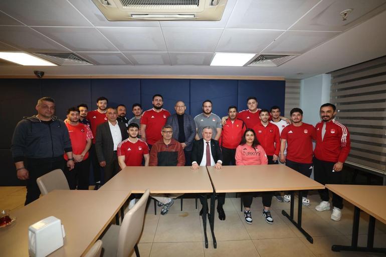 Bakan Bak milli sporcularla iftarda bir araya geldi