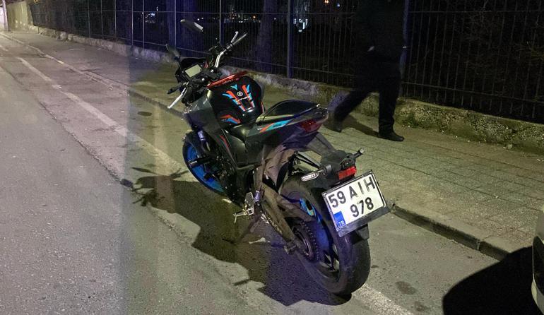 Motosikleti ile akrobatik hareket yaparken düşüp, yaralandı
