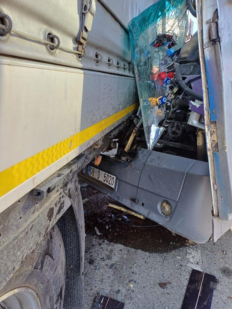 Artvin’de dolmuş, TIR’a çarptı; 12 yaralı