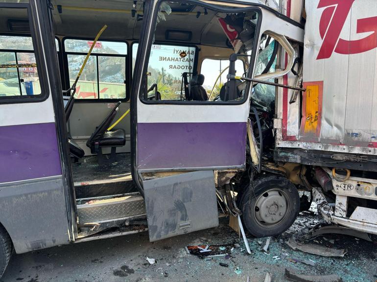 Artvin’de dolmuş, TIR’a çarptı; 12 yaralı