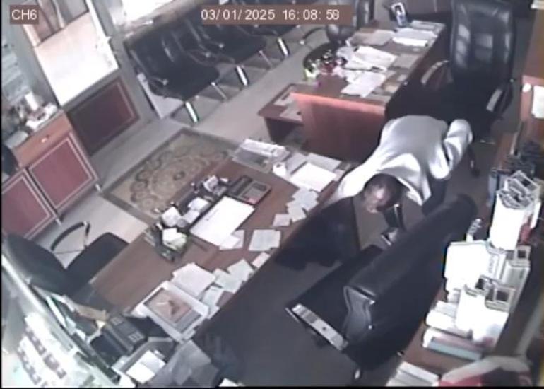 Arnavutköyde mobilya imalathanesinde telefon hırsızlığı kamerada