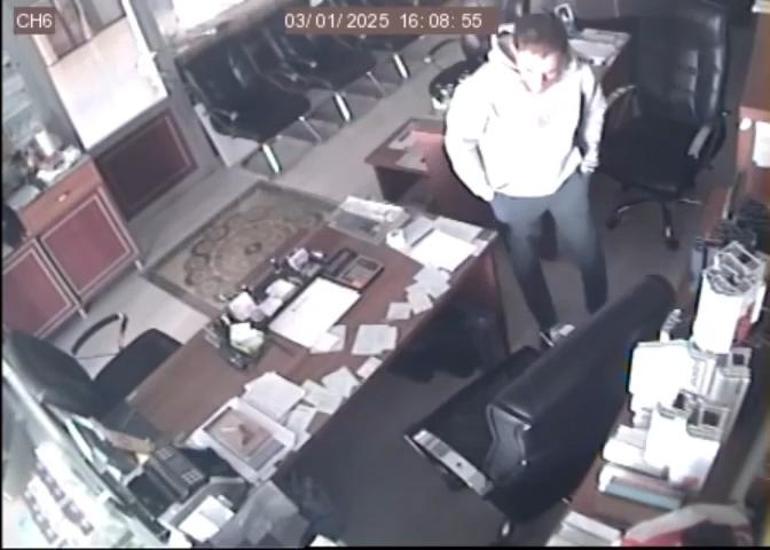 Arnavutköyde mobilya imalathanesinde telefon hırsızlığı kamerada