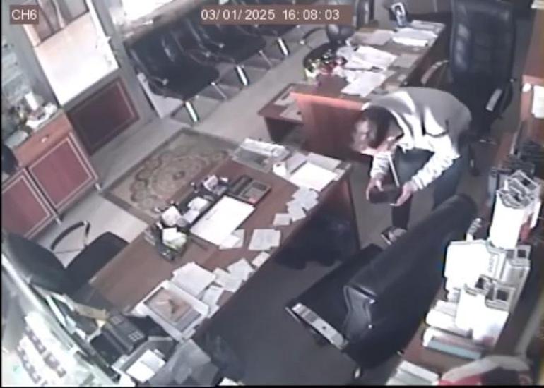 Arnavutköyde mobilya imalathanesinde telefon hırsızlığı kamerada