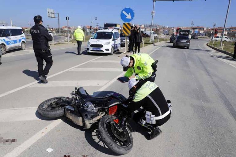 Otomobille çarpışan motosikletin ehliyetsiz ve kasksız sürücüsü ağır yaralandı