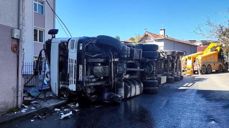 Sarıyerde freni arızalanan TIR yan yattı; şoför yaralandı