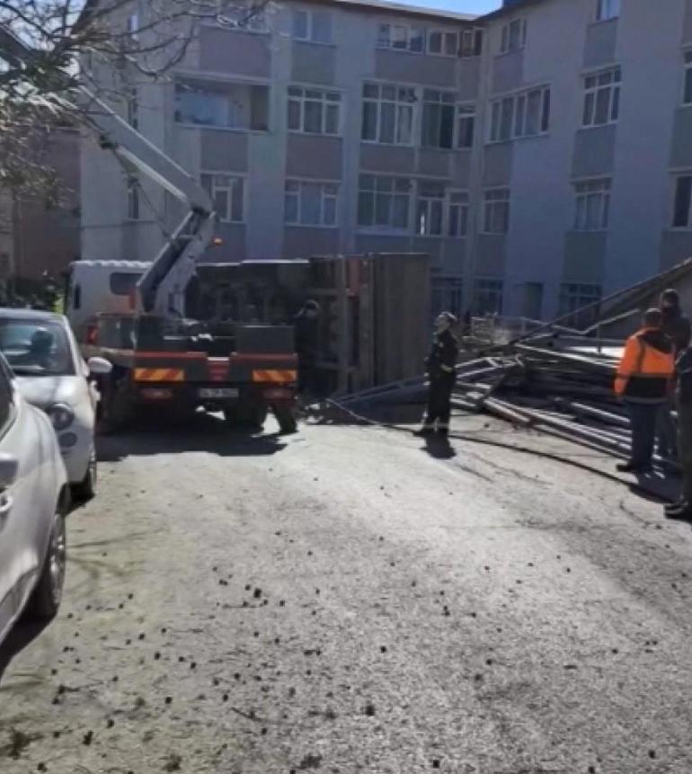 Sarıyerde freni arızalanan TIR yan yattı; şoför yaralandı