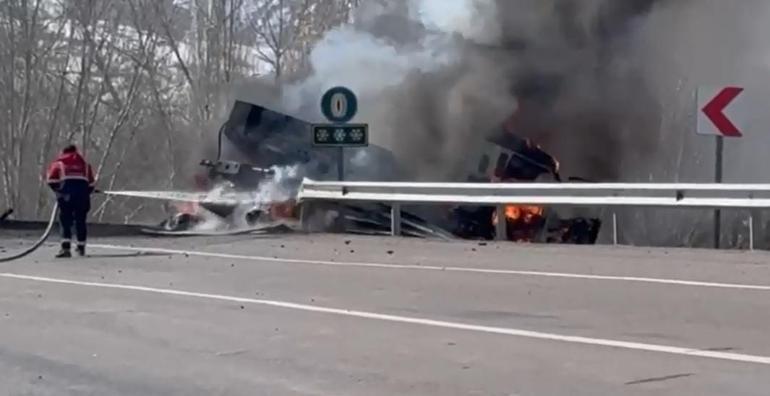 TIR devrildi, üzerindeki iş makinesi alev aldı; 3 yaralı