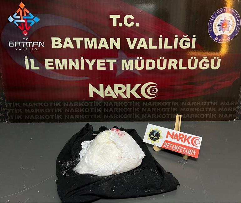 Otomobilin konsolu altındaki uyuşturucuyu Mailo buldu