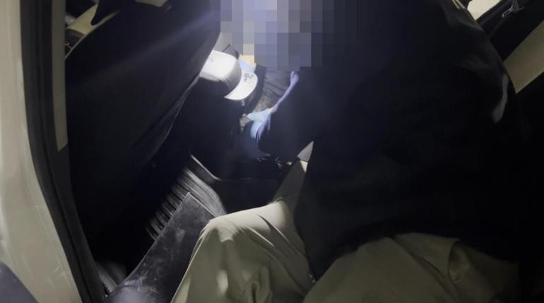 Otomobilin konsolu altındaki uyuşturucuyu Mailo buldu