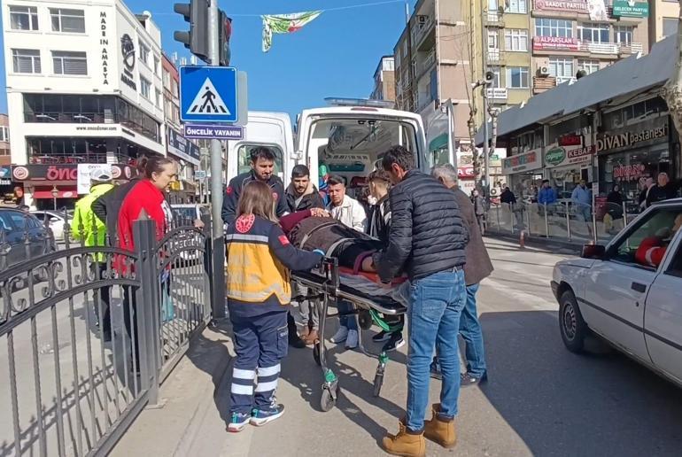 Yaya geçidinde otomobilin çarptığı kadın yaralandı; kaza kamerada