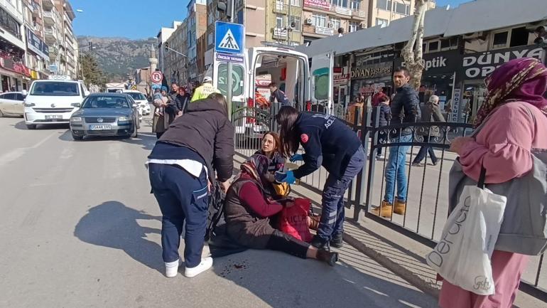Yaya geçidinde otomobilin çarptığı kadın yaralandı; kaza kamerada