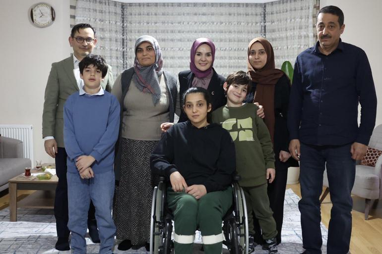 Bakan Göktaş, depremzede Sınırgeç ailesinin iftar sofrasına konuk oldu