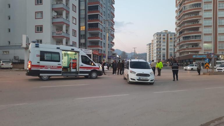 İki otomobilin çarpıştığı kaza kamerada: 2 yaralı