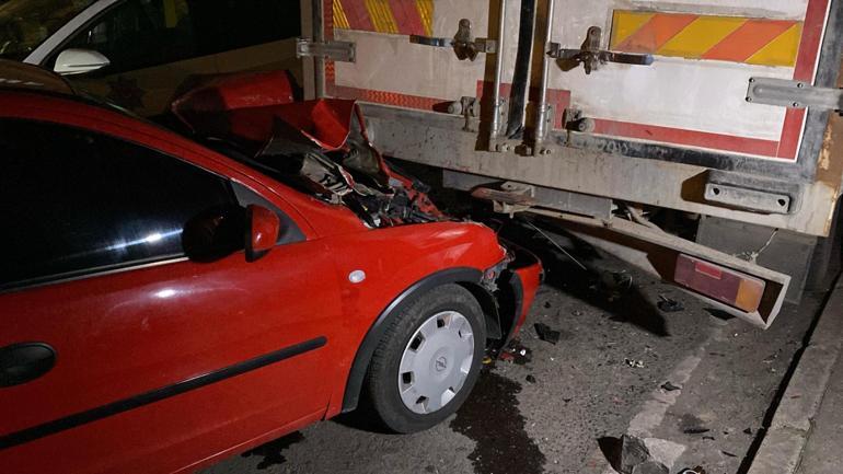 Ehliyetsiz ve alkollü sürücü, kullandığı otomobille kamyona çarptı: 5 yaralı