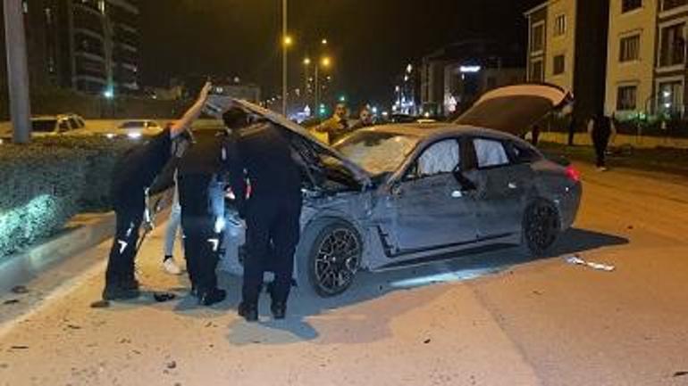 Ehliyetsiz sürücünün karşı şeride geçip, 2 otomobille çarpıştığı kaza kamerada: 2 yaralı