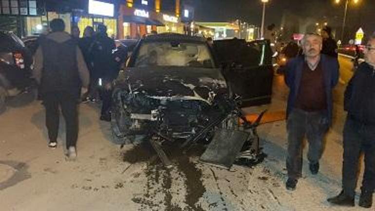 Ehliyetsiz sürücünün karşı şeride geçip, 2 otomobille çarpıştığı kaza kamerada: 2 yaralı