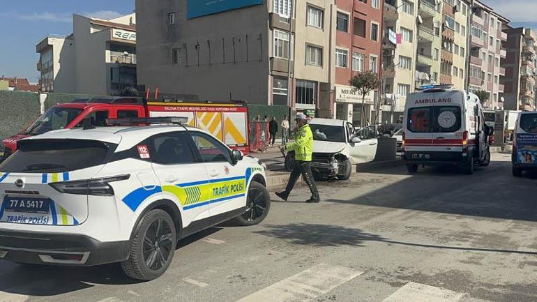 Beton mikseri ile çarpışan otomobil, direk ile refüje çarptı; sürücü yaralı