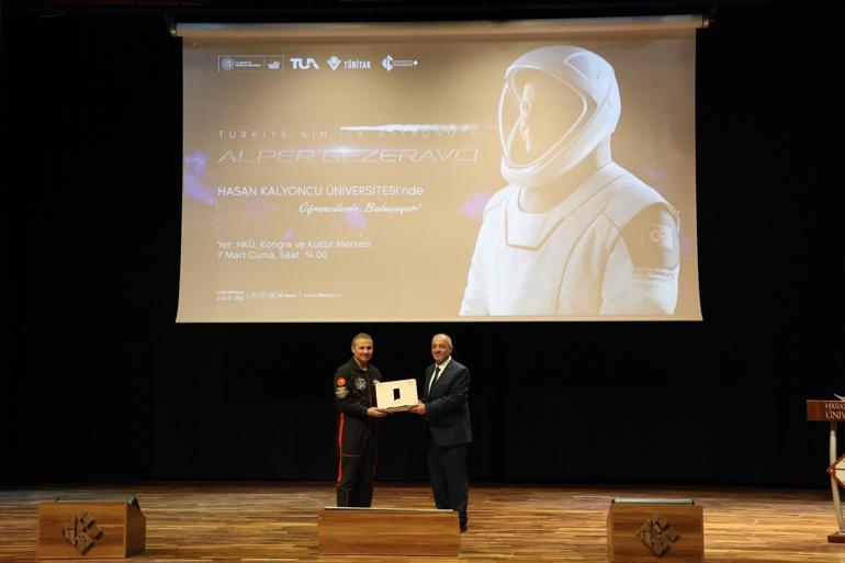Türkiyenin ilk astronotu Alper Gezeravcı, Hasan Kalyoncu Üniversitesinde öğrencilerle buluştu