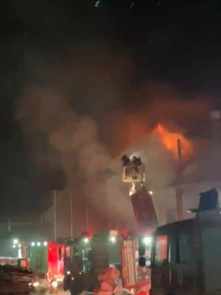 Sakaryada, treyler fabrikasındaki yangın söndürüldü