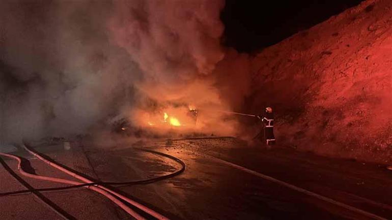 Kütahyada lastiği patlayan TIRın dorsesi alev alev yandı; o anlar kamerada