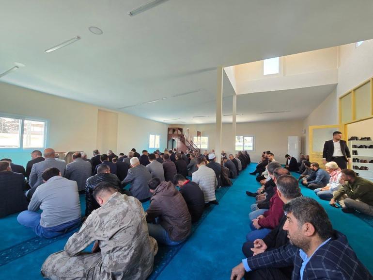 Depremde ağır hasar alan cami yeniden ibadete açıldı