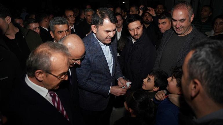 Bakan Kurum, Malatyada depremde babası ve 3 kardeşini kaybeden Ömeri ziyaret etti