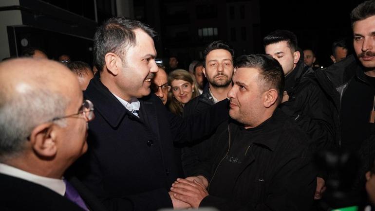 Bakan Kurum, Malatyada depremde babası ve 3 kardeşini kaybeden Ömeri ziyaret etti