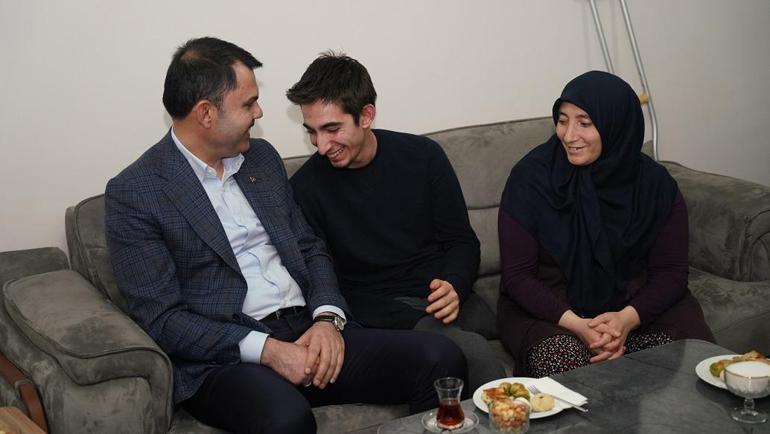 Bakan Kurum, Malatyada depremde babası ve 3 kardeşini kaybeden Ömeri ziyaret etti