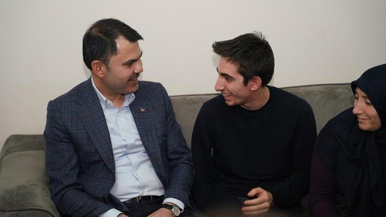 Bakan Kurum, Malatyada depremde babası ve 3 kardeşini kaybeden Ömeri ziyaret etti