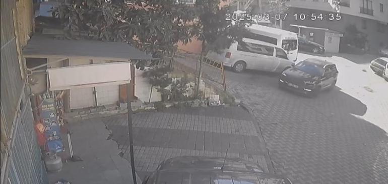 Kağıthane’de el freni çekilmeyen otomobil kayarak takla attı; o anlar kamerada