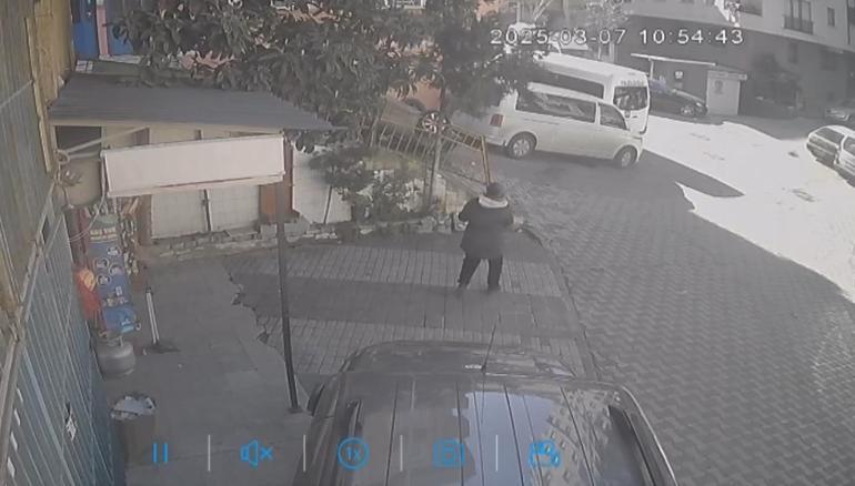 Kağıthane’de el freni çekilmeyen otomobil kayarak takla attı; o anlar kamerada