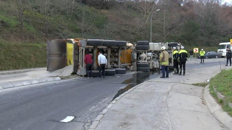 Kadıköy’de mıcır yüklü hafriyat kamyonu devrildi