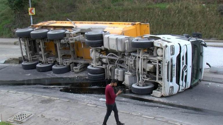 Kadıköy’de mıcır yüklü hafriyat kamyonu devrildi