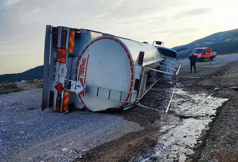Gaziantep’te akaryakıt tankeri devrildi: 2 yaralı