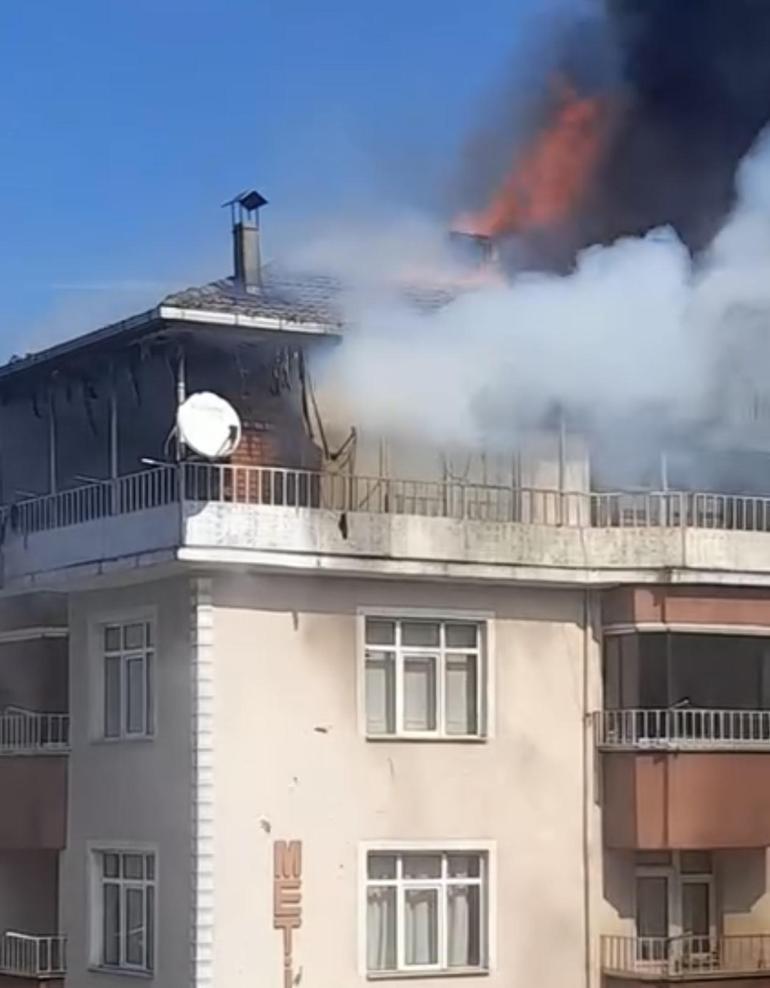 Bartında 5 katlı binanın çatısı yandı