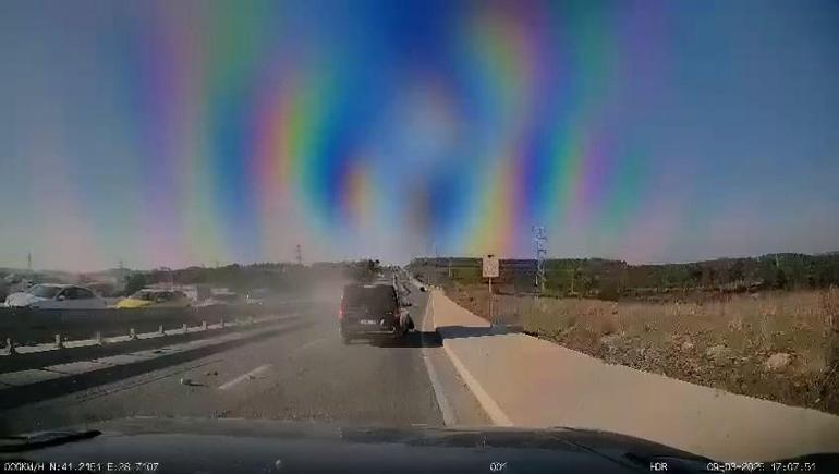 Arnavutköy’de orta refüje çarpan ticari taksi, araçların üzerine uçtu: 2 yaralı