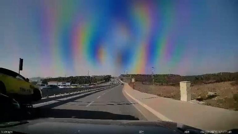 Arnavutköy’de orta refüje çarpan ticari taksi, araçların üzerine uçtu: 2 yaralı